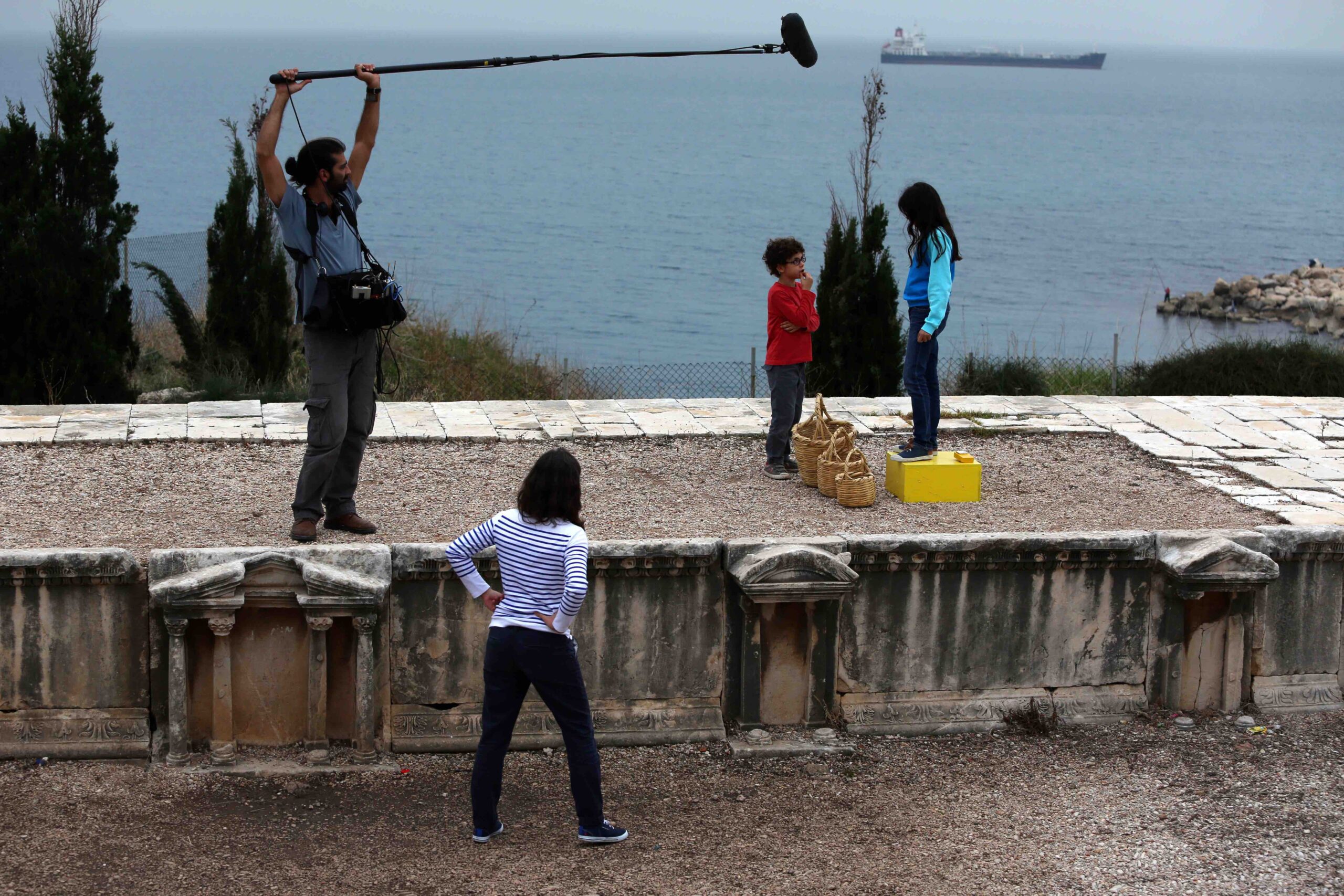 Sarah Hatem artiste franco-libanaise tournage dans le théâtre romain de Byblos ruines rituel<br />
french-lebanese artist shooting at Byblos roman theatre