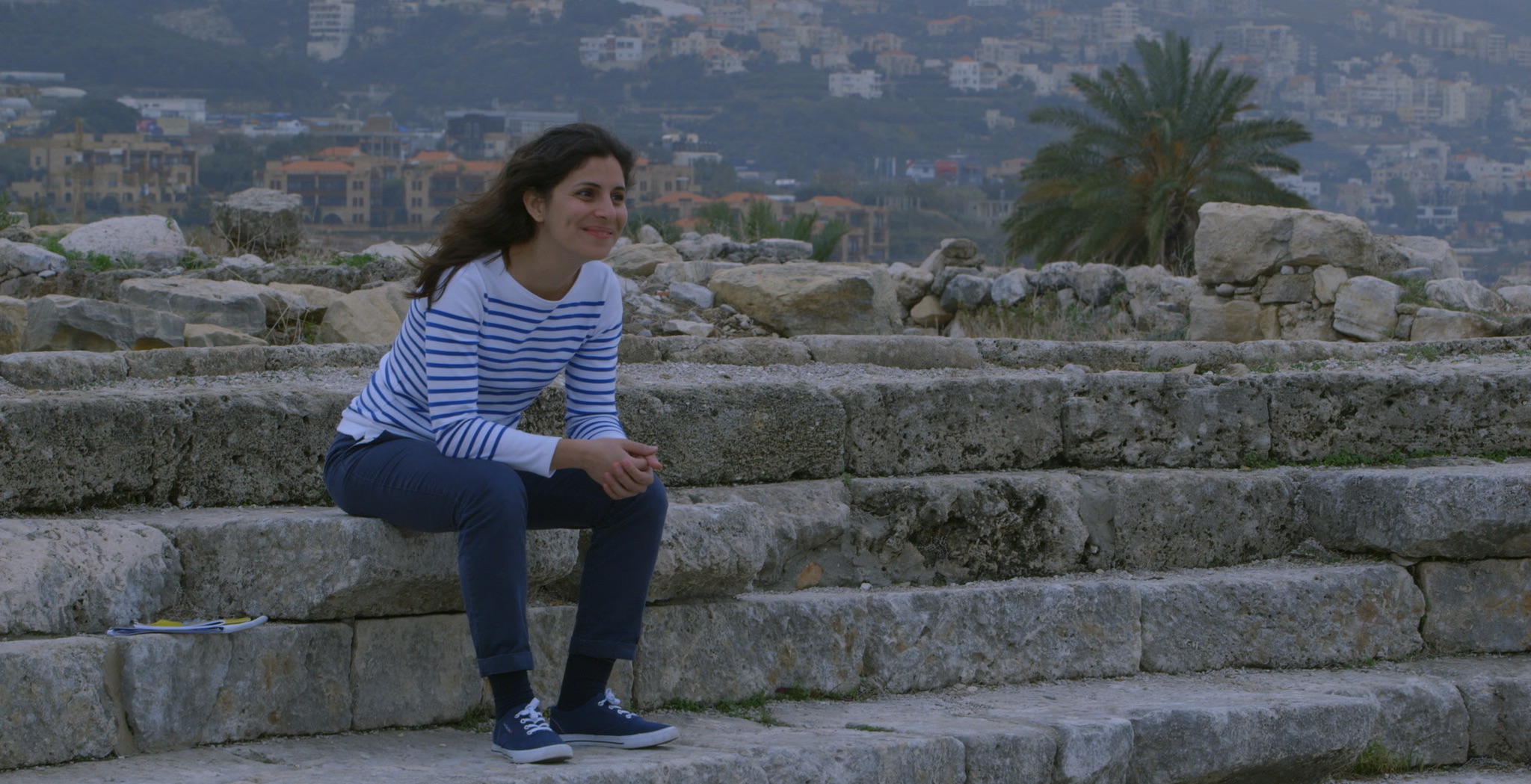 Sarah Hatem artiste franco-libanaise tournage dans le théâtre romain de Byblos ruines rituel<br />
french-lebanese artist shooting at Byblos roman theatre